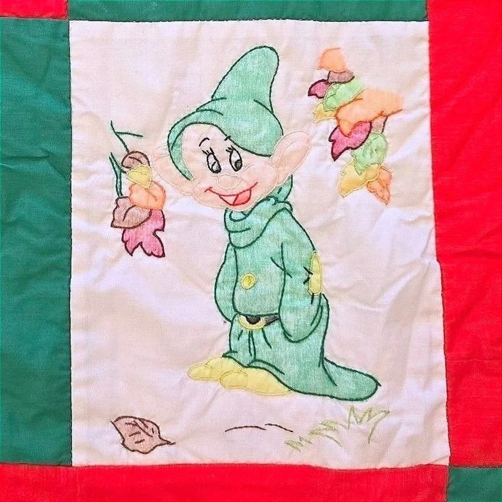 50/70s VTG Handmade Disney Snow White & 7 Dwarfs Quilt  45